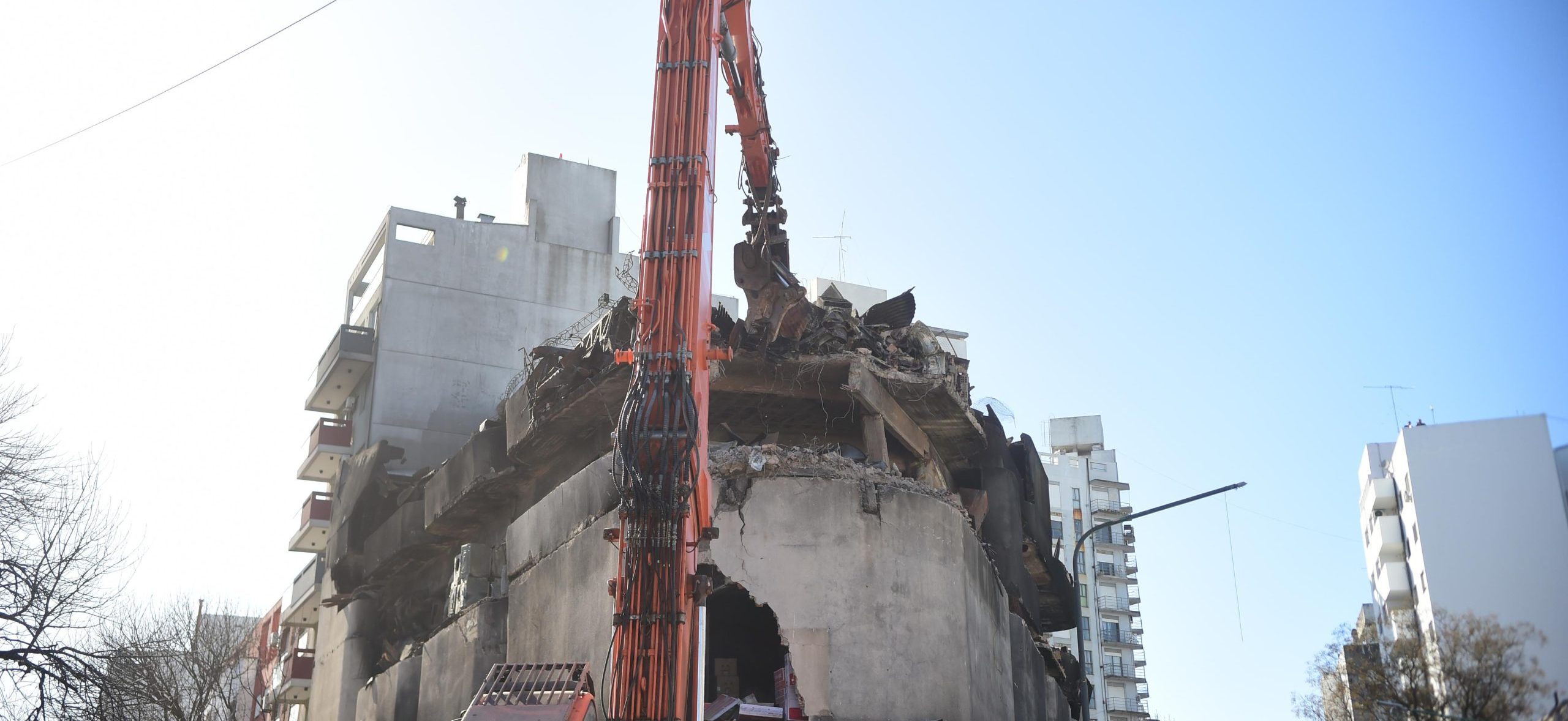 Restos tóxicos en el aire: qué peligros trae el polvo del depósito en demolición