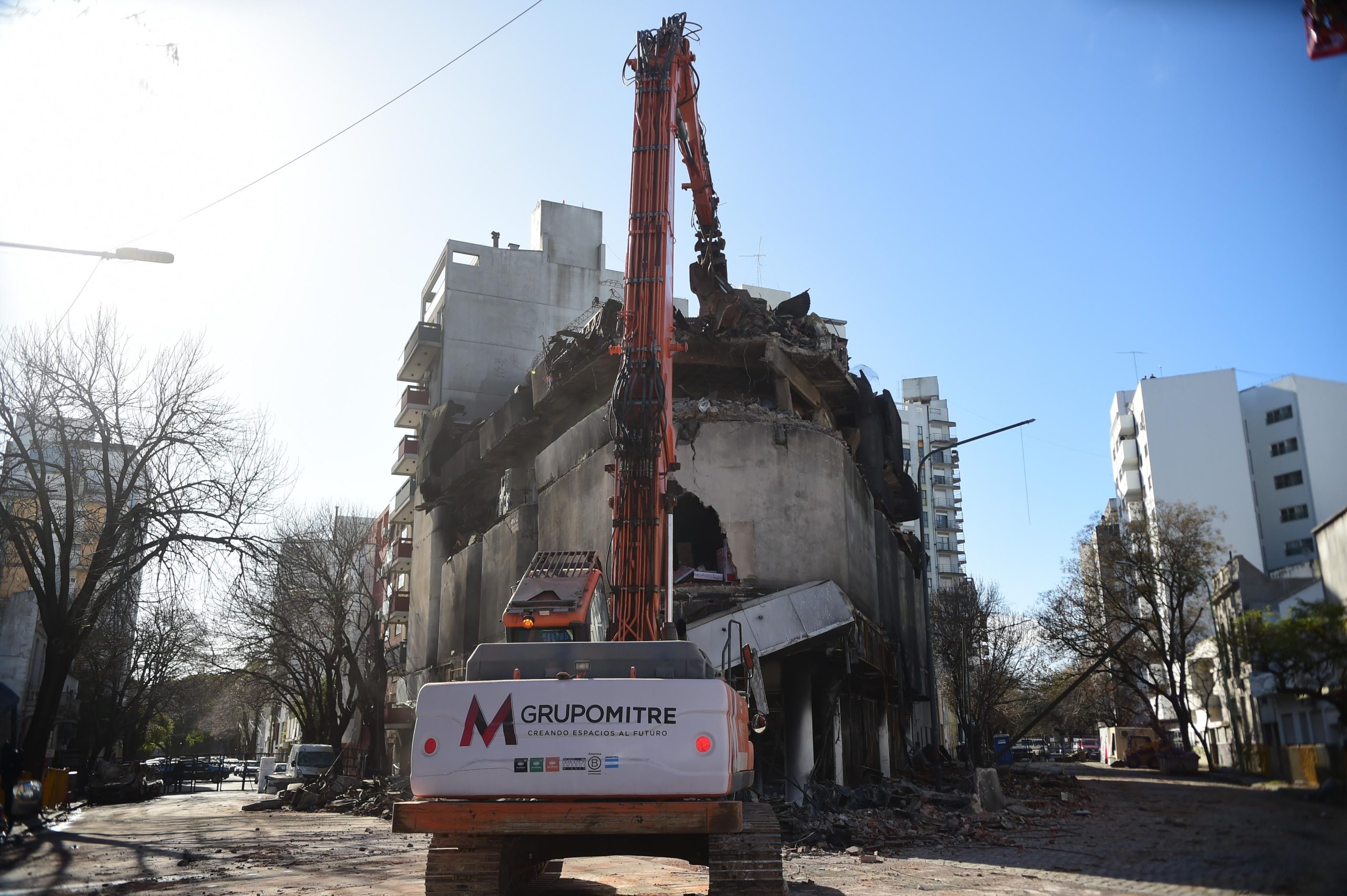 La Plata: el Municipio comenzó la demolición del edificio incendiado en ...