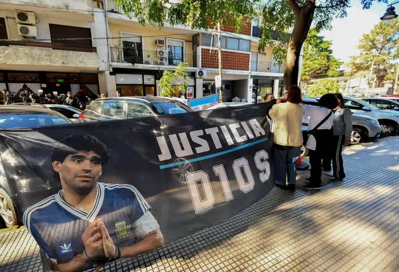 Polémica sin fin: se excusó uno de los jueces del nuevo tribunal por la muerte de Diego Maradona