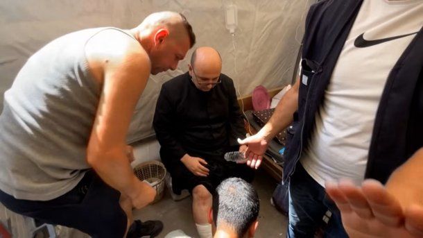 Israel bombardeó la única iglesia católica en Gaza e hirió al cura argentino Gabriel Romanelli