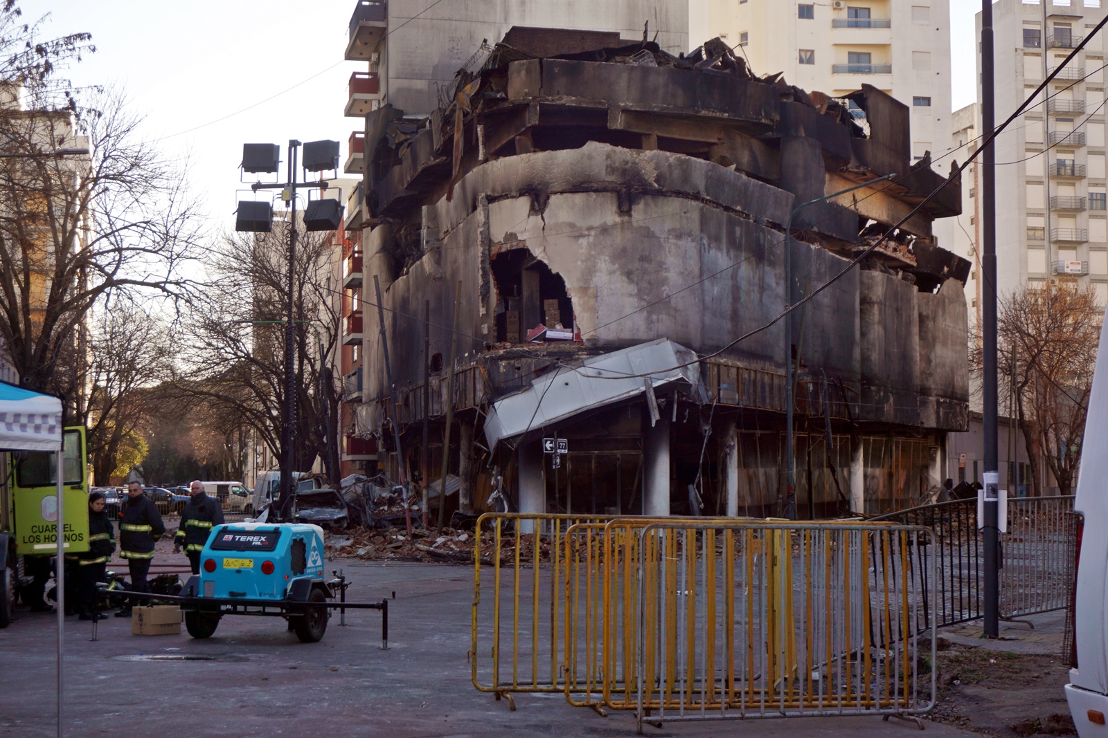 Avanza la demolición del depósito incendiado en pleno centro de La Plata: será este lunes a las 10