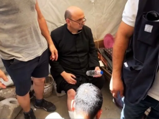 El sacerdote argentino herido en Gaza denunció que el bombardeo fue directo al templo