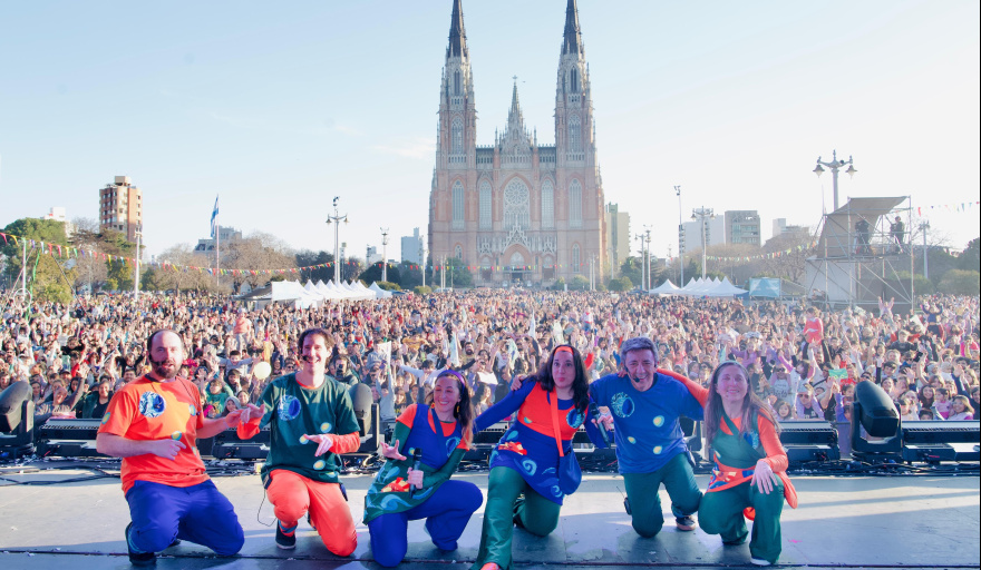 Multitudinario festejo por el Día de la Niñez en Plaza Moreno