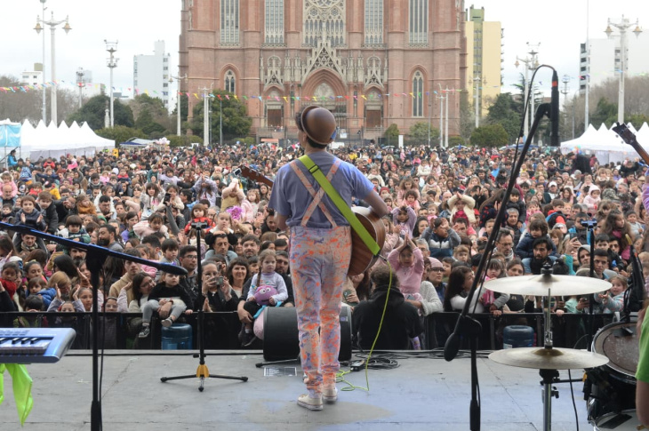 Miles de familias celebraron el Día del Niñez en Plaza Moreno