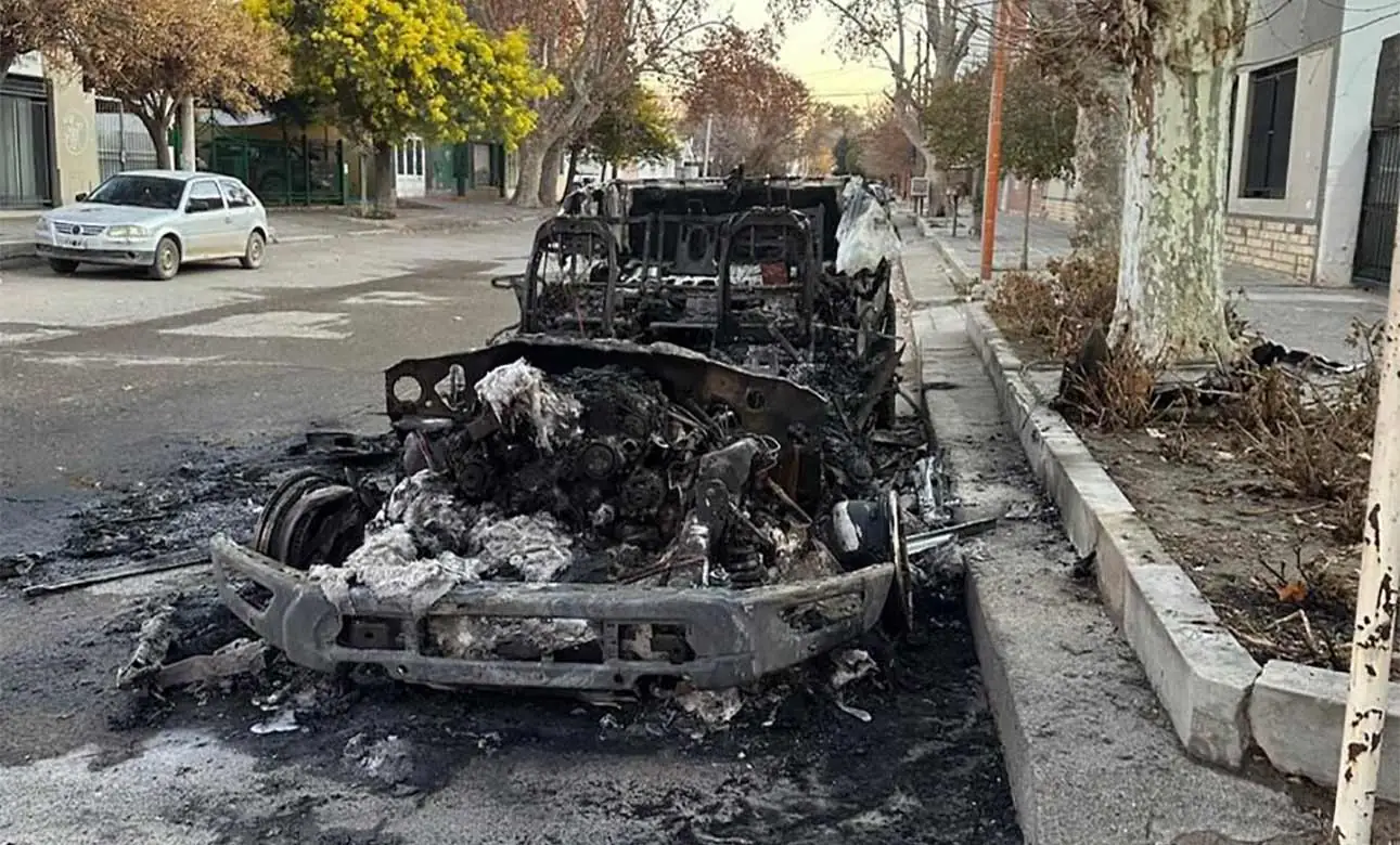 Incendiaron una camioneta de lujo a nombre de Marcos Rojo