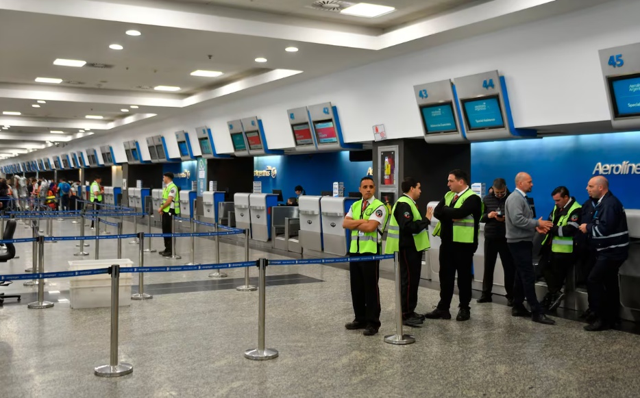 Controladores aéreos levantaron el paro