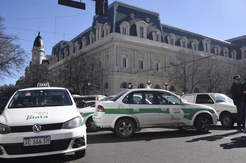 Taxis en pie de protesta: cortes en el centro platense contra las apps de transporte