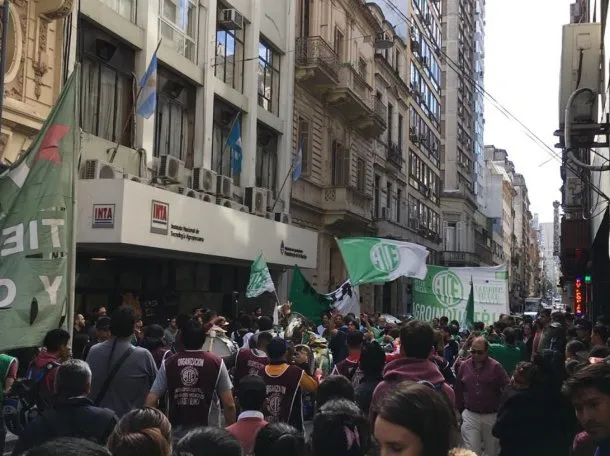 Otro revés para el Gobierno: la Justicia frenó el despido de casi 300 trabajadores del INTA