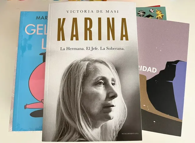 En La Plata venden el libro de Karina Milei con un descuento del 3%