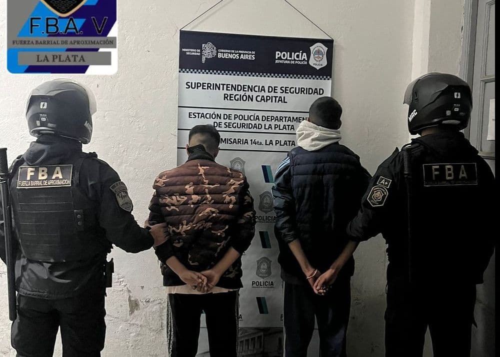 Intentaron huir en moto de un control y terminaron detenidos: tensión en la noche platense