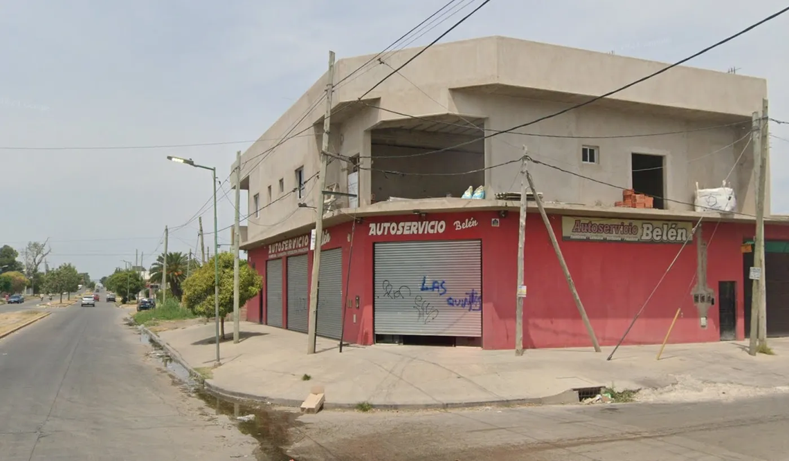 Violento robo en La Plata: balearon a una empleada de un supermercado