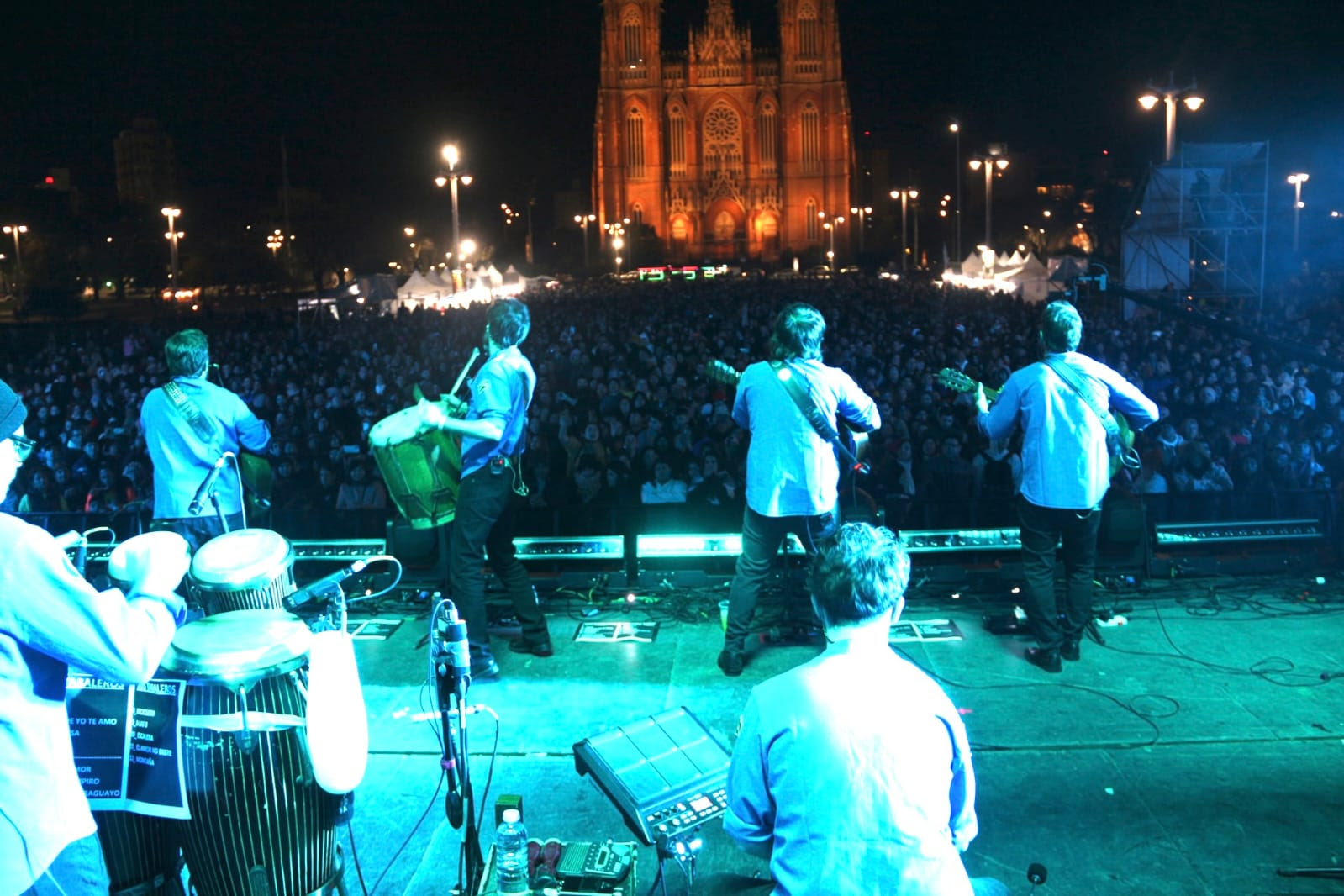 Una multitud vibró al ritmo del folklore en Plaza Moreno