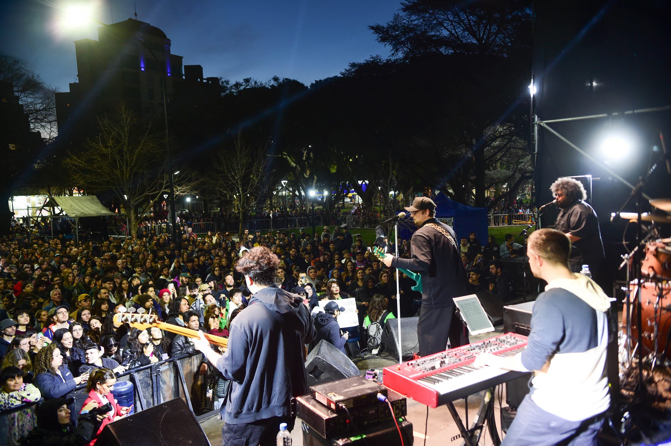 Show gratuito: Dante Spinetta hizo vibrar a una multitud en Plaza Rocha