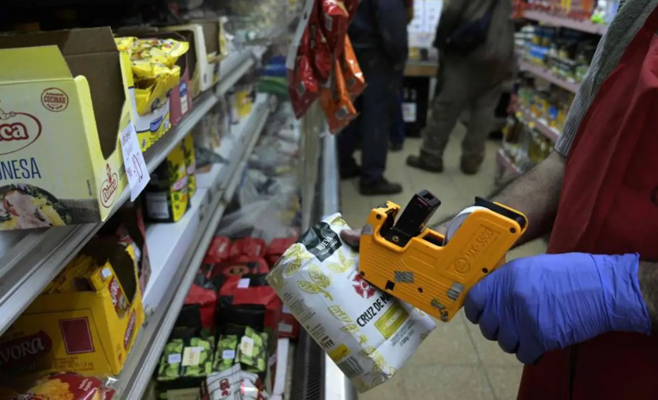 La suba del dólar ya empuja los precios: minoristas reciben listas con aumentos de hasta el 10%
