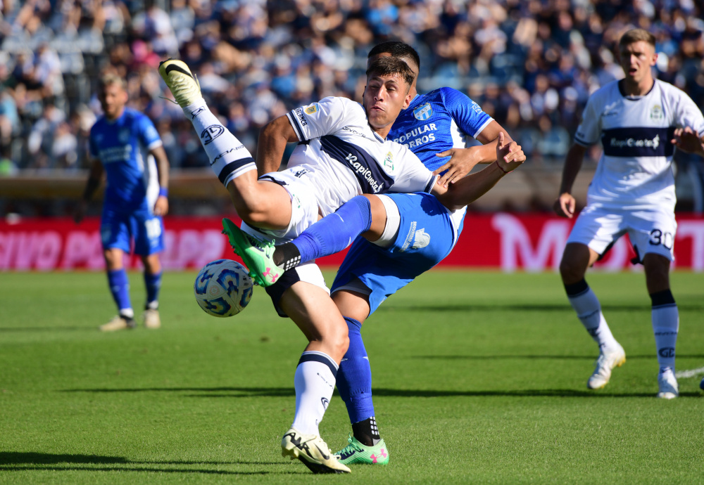Orfila cambia el sistema y Gimnasia va por los tres puntos en el Bosque