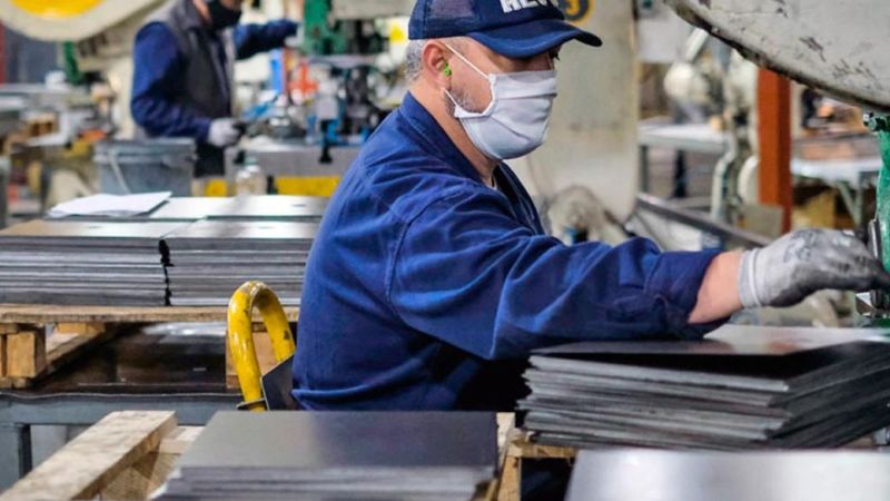 La producción industrial cayó en julio, mientras la construcción mostró una leve suba