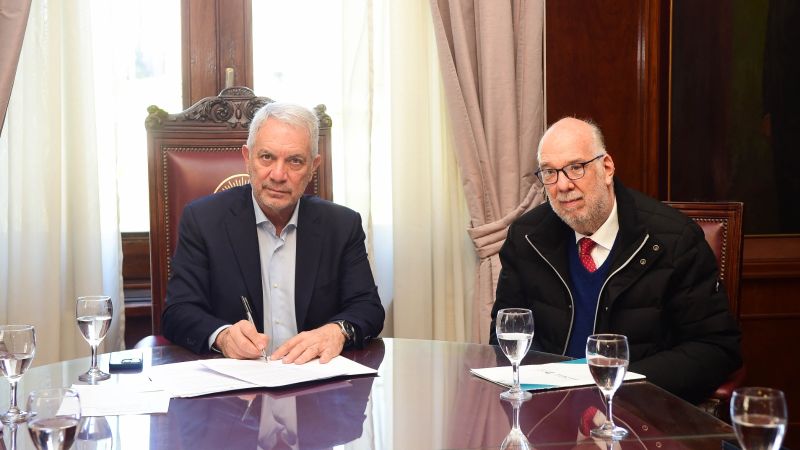 Alak y la UNLP sumarán graduados de Medicina a los centros de salud de La Plata