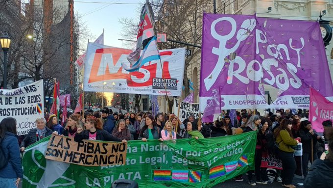 La Plata se movilizó para exigir justicia por el triple femicidio de Florencio Varela
