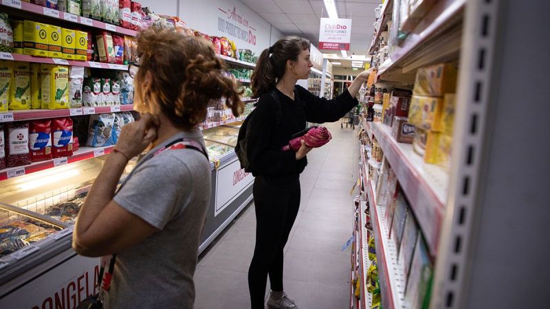 Las ventas en supermercados cayeron 2,1% en julio y la carne lidera las subas de precios