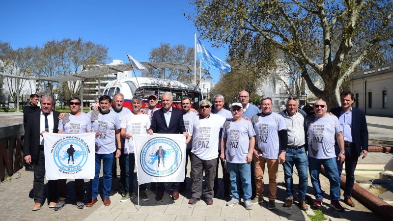Alak despidió a un contingente de ex combatientes platenses que viajará a las Islas Malvinas