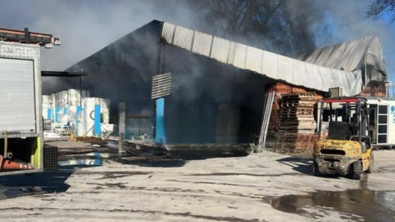 Se incendió un corralón de La Plata y un sereno tuvo que ser rescatado por los bomberos