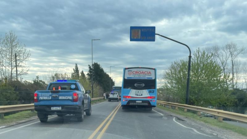 Caos de tránsito: accidente entre un micro y una bicicleta en el Camino General Belgrano