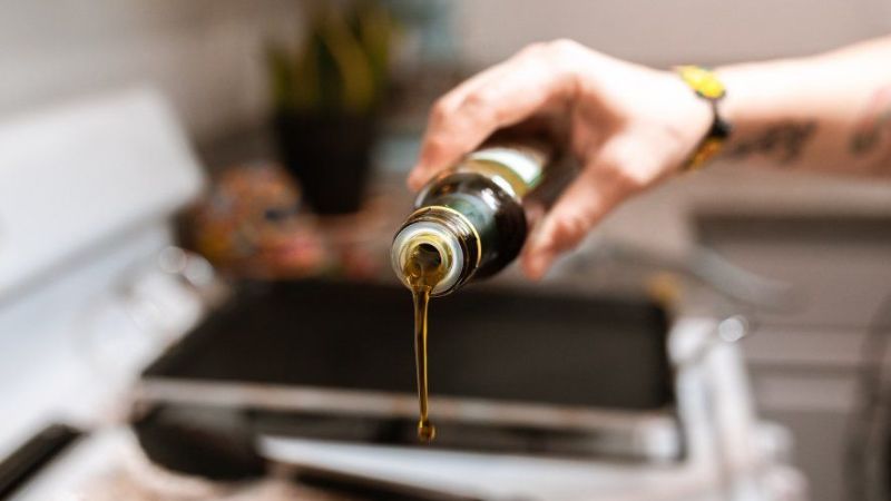 La ANMAT prohibió la venta de dos marcas de aceite de oliva por irregularidades