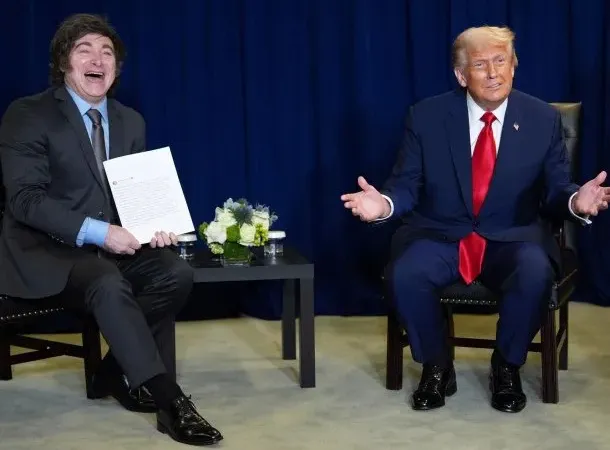 Trump sorprendió a Milei con una carpeta en su reunión: cuál era su contenido