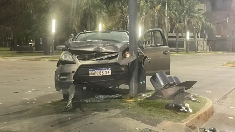 Impactante choque en La Plata: un auto terminó incrustado contra un semáforo en 13 y 32