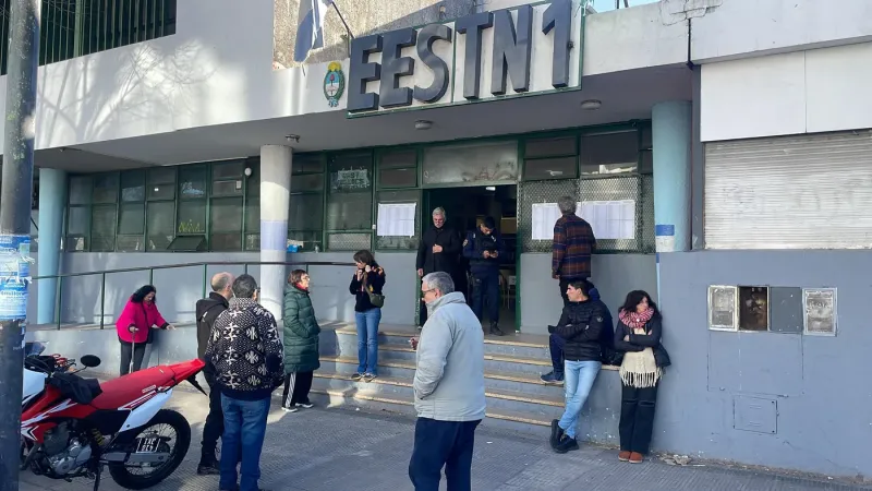 Insólito episodio en La Plata: intentó escapar de ser presidente de mesa y lo terminó sentando la policía