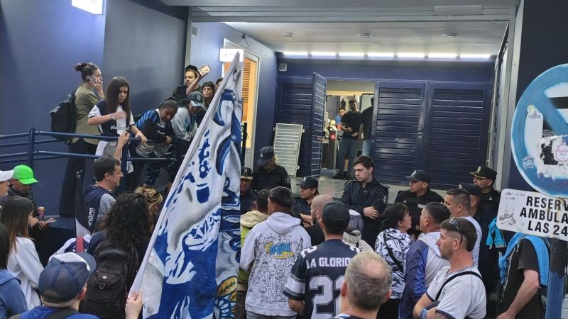 Un grupo de hinchas de Gimnasia, protestó frente a la Sede del Club