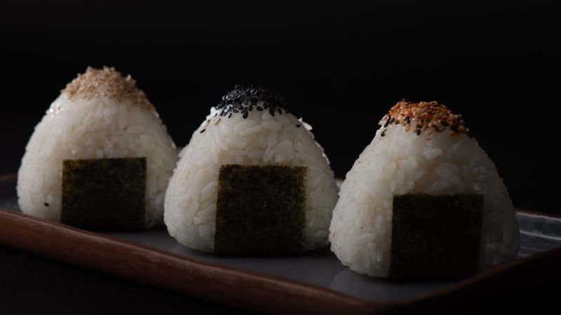 Onigiri, la comida japonesa que pasó del animé a colarse entre las empanadas porteñas