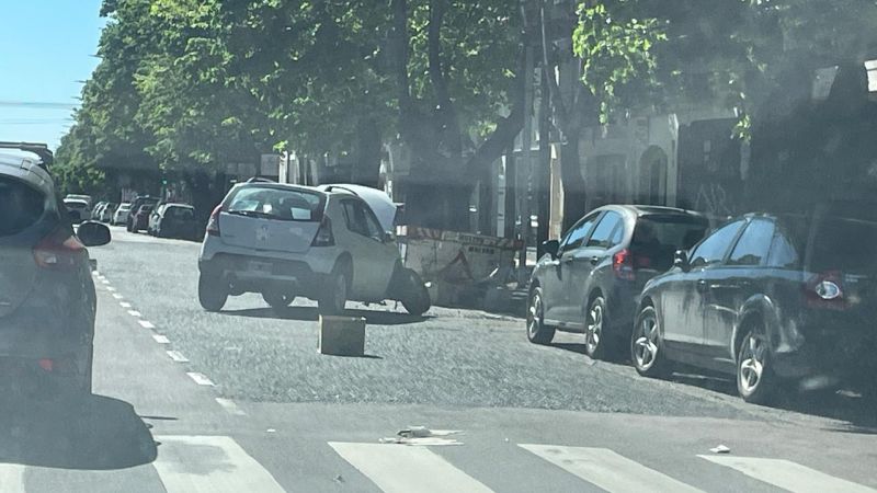 Un auto averiado en calle 7 provoca demoras saliendo del centro de La Plata