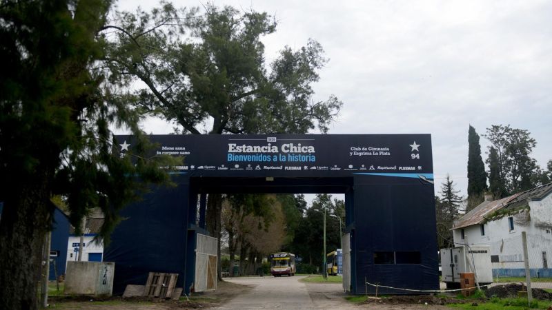 Barras de Gimnasia visitaron la práctica en la previa del clásico