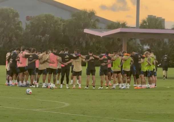 La Selección homenajeó a Miguel Ángel Russo con un emotivo minuto de silencio