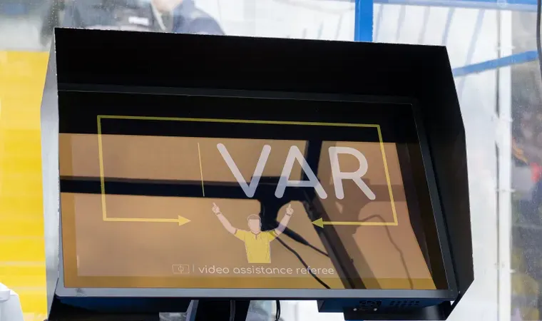 El VAR podría intervenir por doble amarilla desde 2026