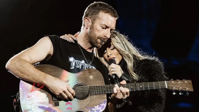 Chris Martin sorprendió en vivo y apareció junto a Tini Stoessel en Tecnópolis