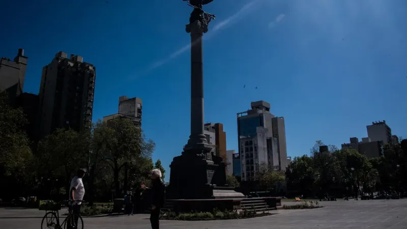 Martes a pleno sol en La Plata: calorcito, cielo despejado y tarde bien veraniega