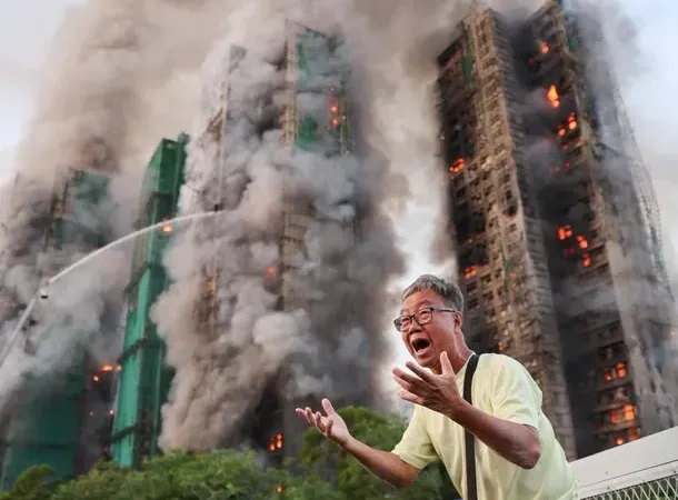 Impresionante incendio de tres edificios en Hong Kong dejó al menos cuatro muertos