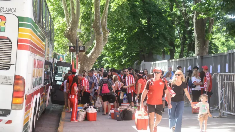 Caravana histórica: más de 100 micros de Estudiantes parten desde La Plata rumbo a la final