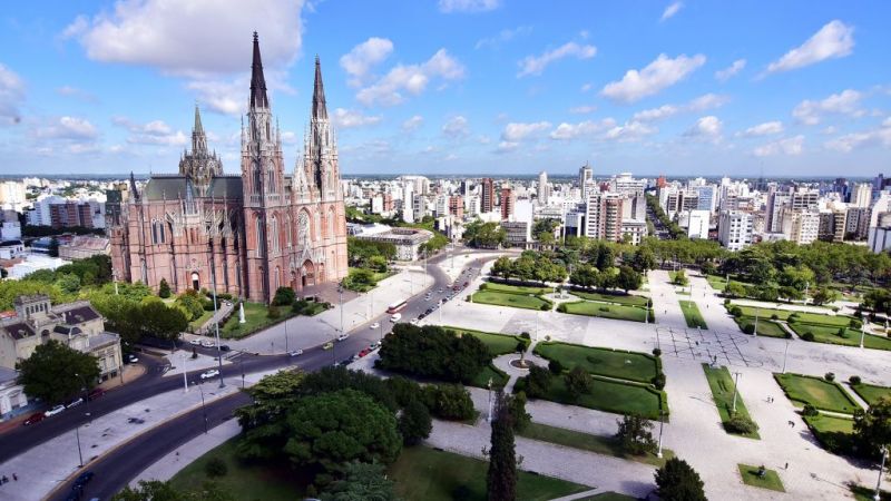 Turismo en La Plata: leve crecimiento en 2025, pero la actividad sigue golpeada por la actual política económica