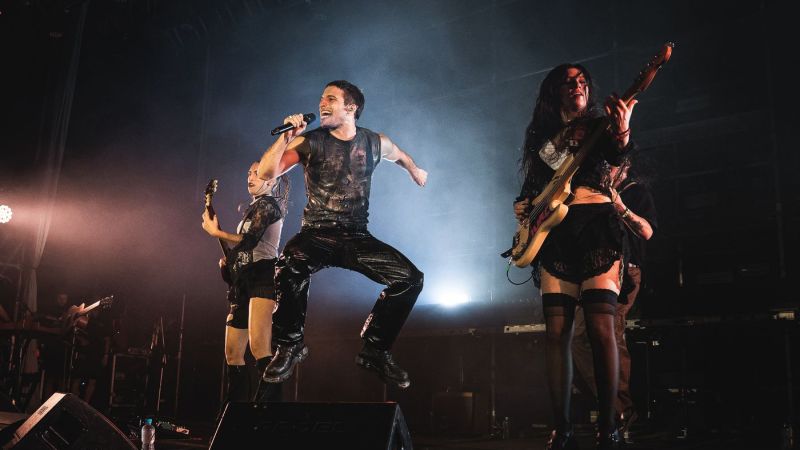 Wos la rompió en La Plata y Axel Kicillof dijo presente