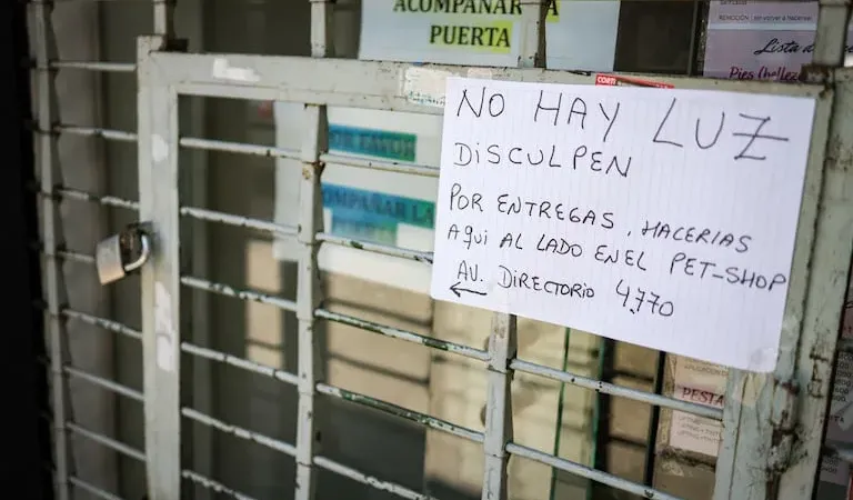 Persisten los cortes de luz en el AMBA: miles de usuarios arrancaron el 2026 sin servicio