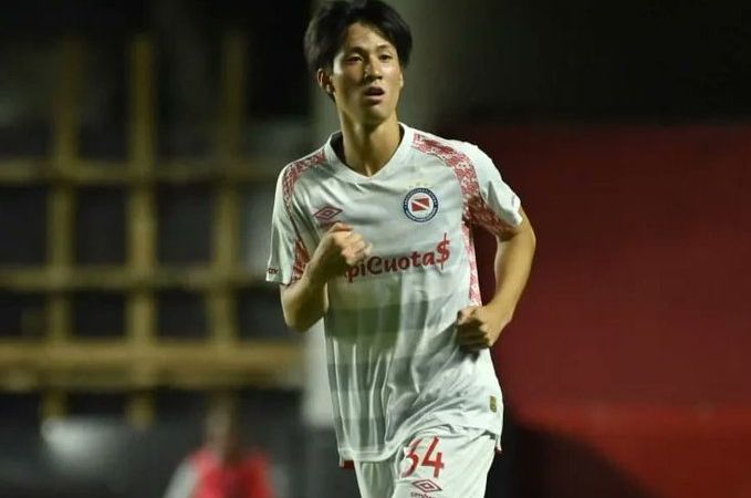 Argentinos ganó sobre la hora y también celebró el debut del japonés Ryoga Kida