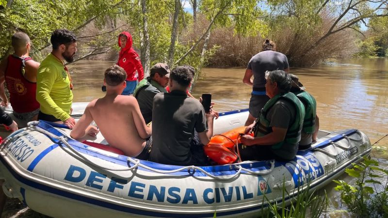 Seis pescadores fueron rescatados tras desafiar la alerta de crecida del río en Berisso