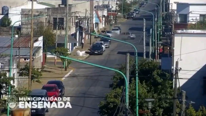 Video: un auto embistió a tres vehículos estacionados en Ensenada