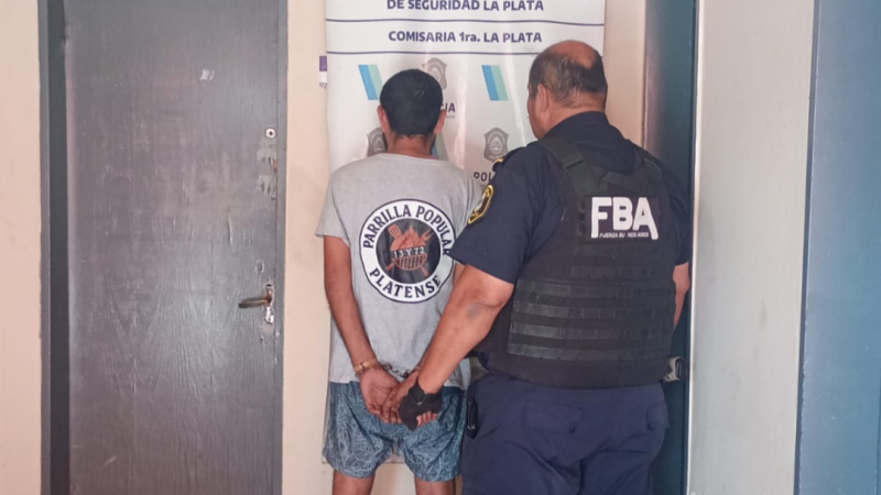 Detuvieron a un hombre por incendiar contenedores en el centro de La Plata