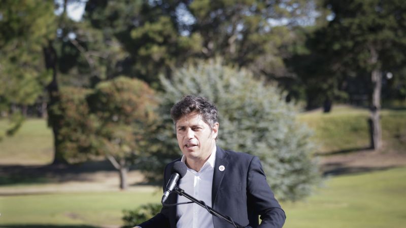 Kicillof responsabilizó a Milei de una temporada con "caída de veraneantes y de consumo"
