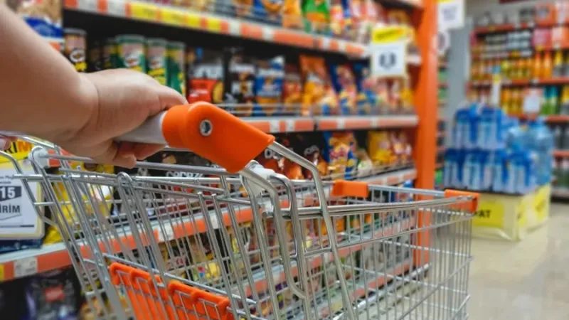 El consumo sigue en rojo: caen supermercados y mayoristas y el e-commerce no compensa