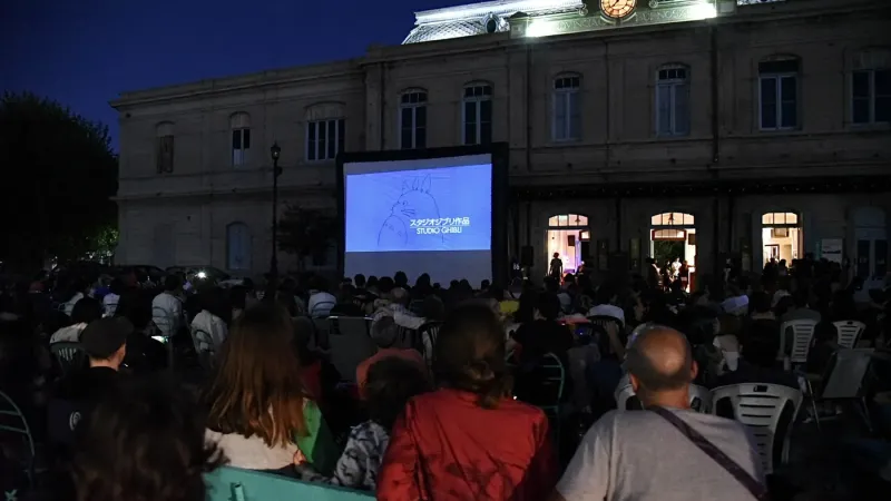Cine gratis al aire libre en La Plata: la agenda de verano llega a clubes, plazas y centros culturales